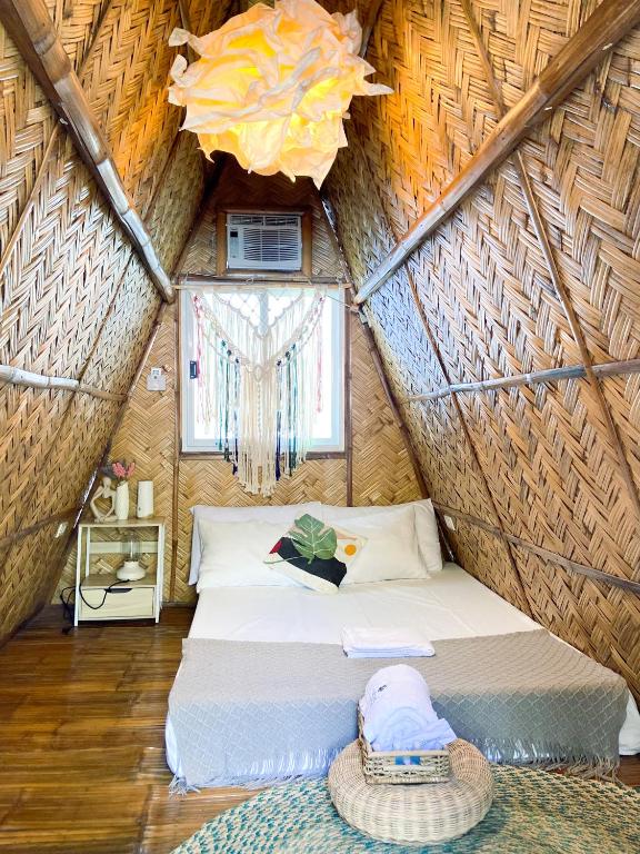 Deluxe Pool View Hut